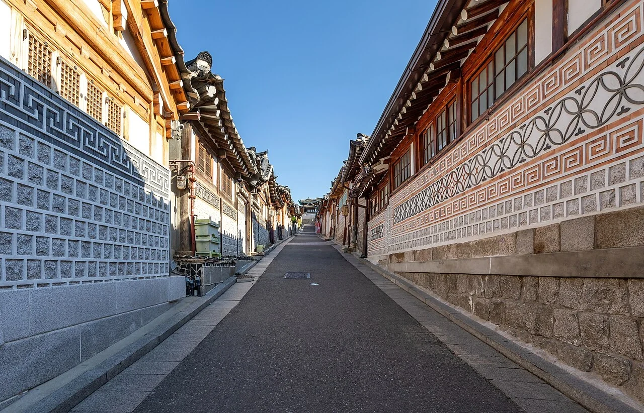 Traditionelle Mauern und Ziegeldächer in einer Gasse in Bukchon