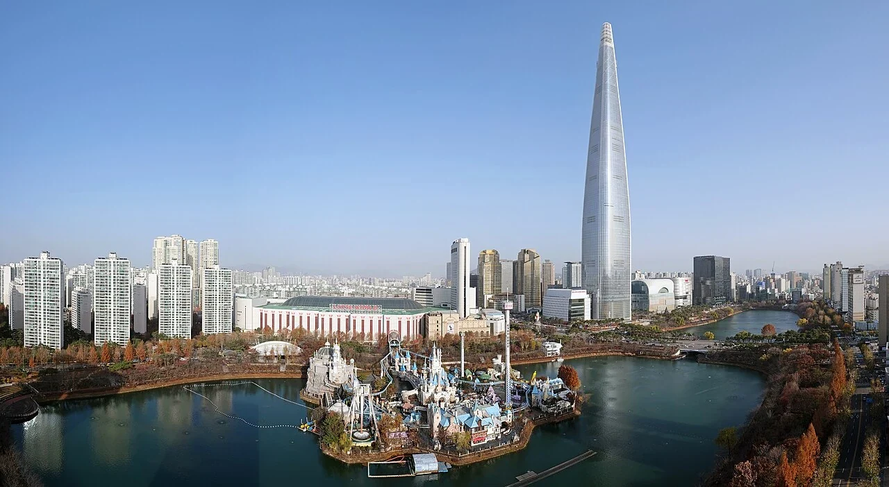 Lotte World Tower und Magic Island auf der anderen Seite des Sees