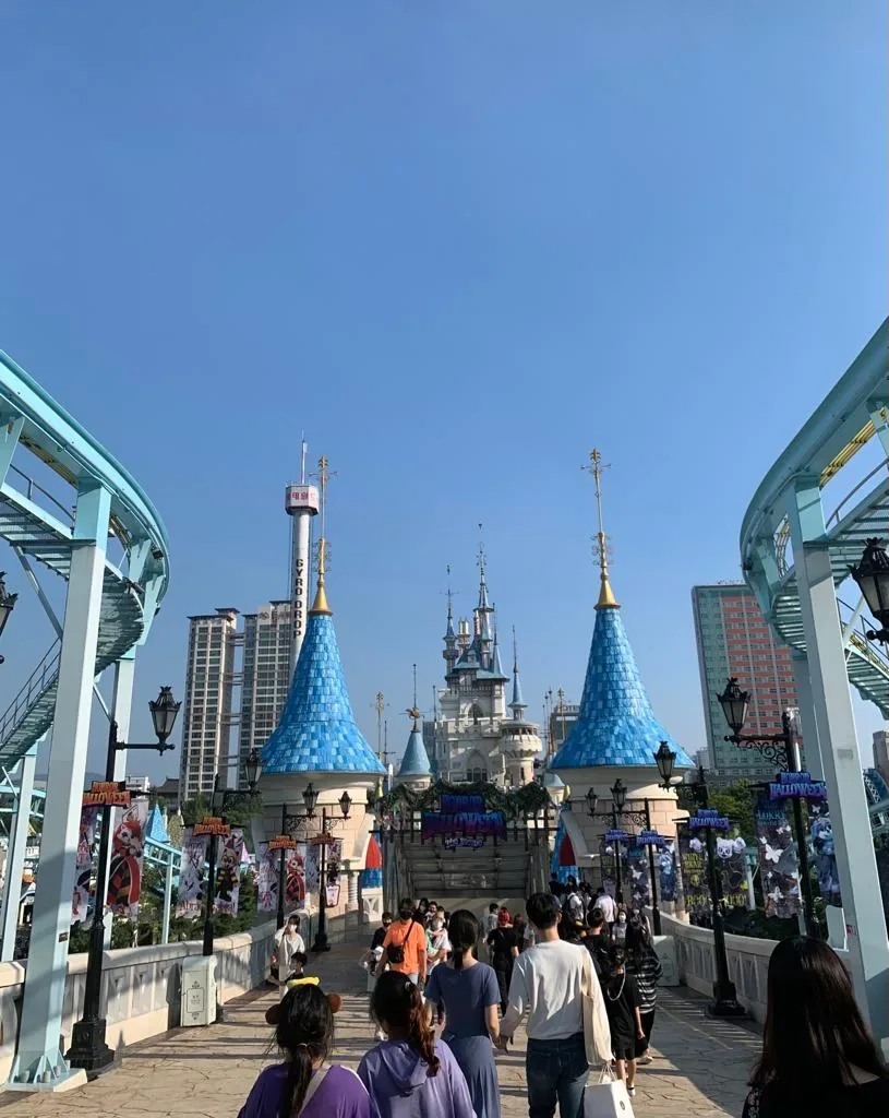 Besucher auf dem Weg im Freien zum Lotte World Magic Castle