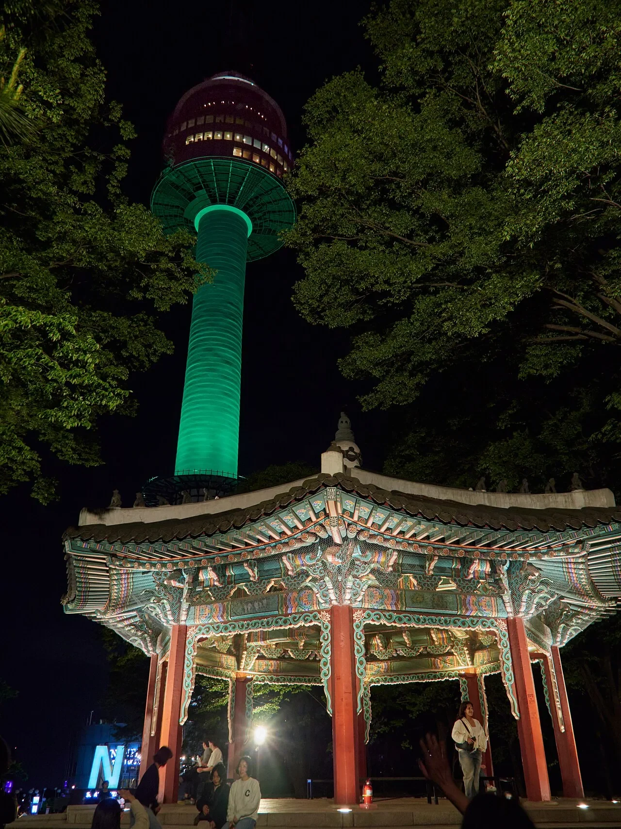 Beleuchteter N Seoul Tower und ein Pavillon bei Nacht