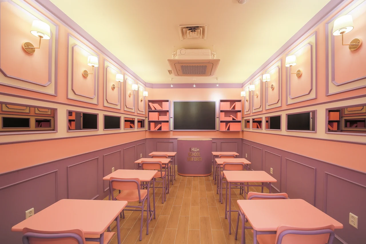 Tische und Tafel in Ehwas rosa Klassenzimmer-Fotobereich